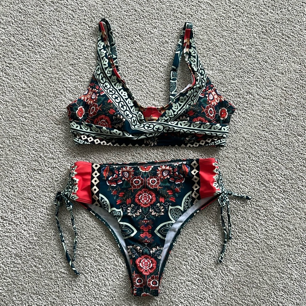 Bikini - adjustable straps and removable pads